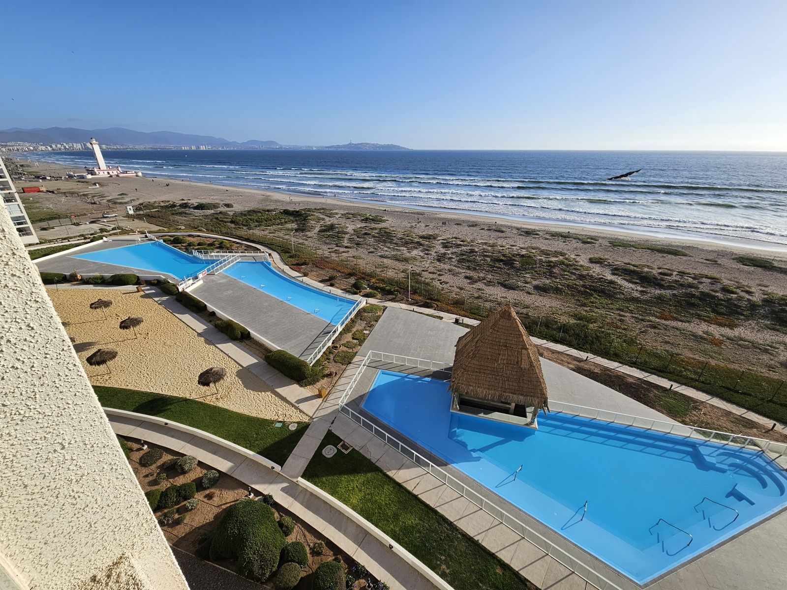 Piscinas y playa privada del condominio