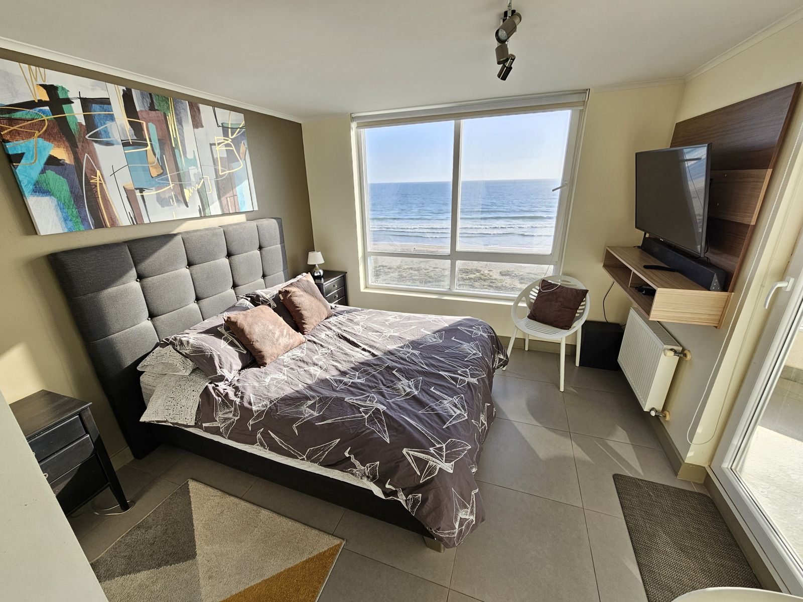 Dormitorio principal con vista directa al mar